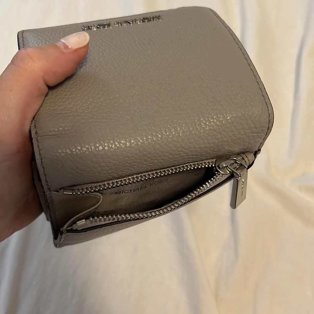 Never used Michael kors grey wallet - Picture 3 of 5
